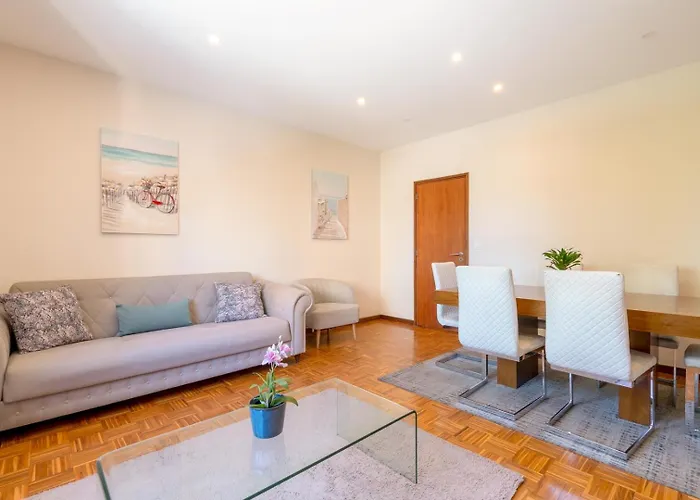 Hostwise - Bright & Spacious Flat