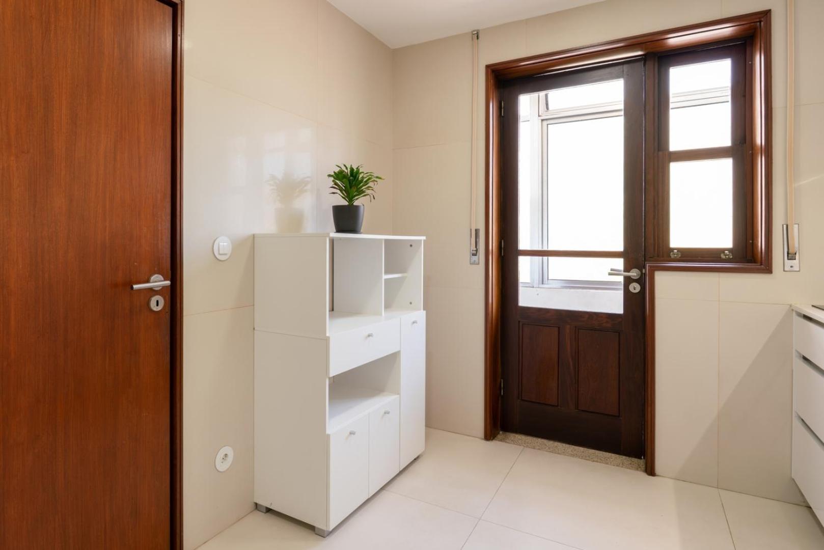 Hostwise - Bright & Spacious Flat