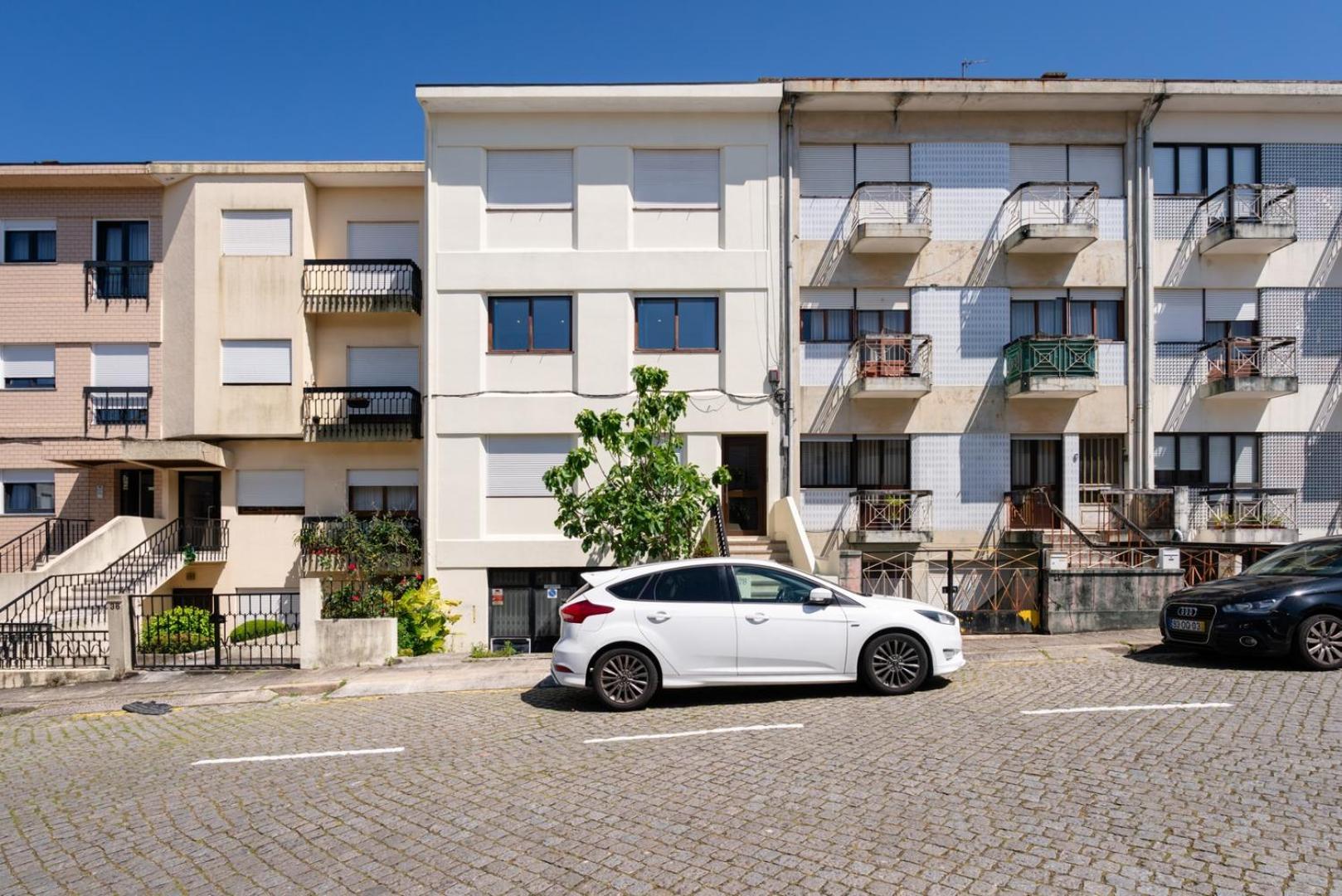 Hostwise - Bright & Spacious Flat Apartment