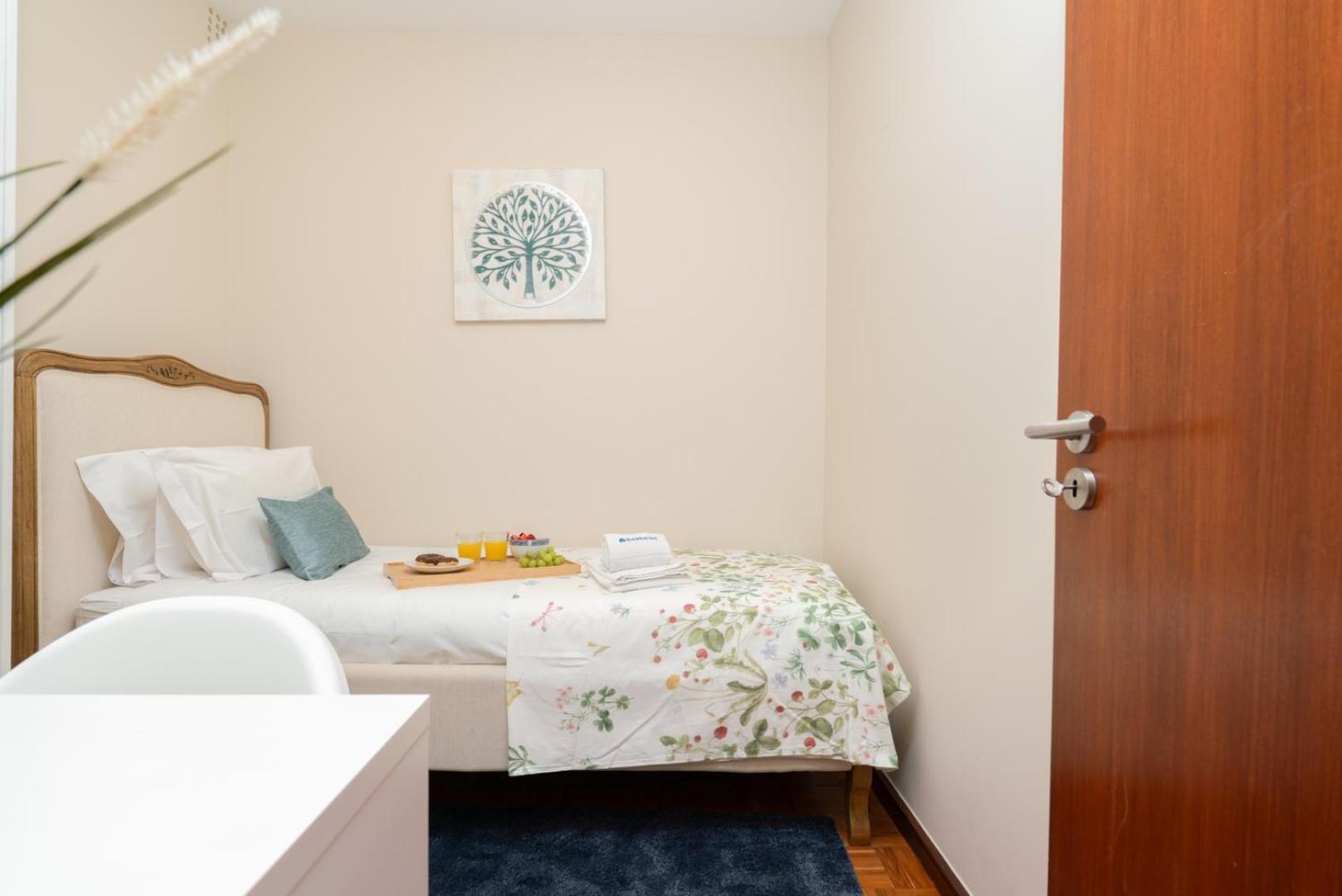 Hostwise - Bright & Spacious Flat Apartment